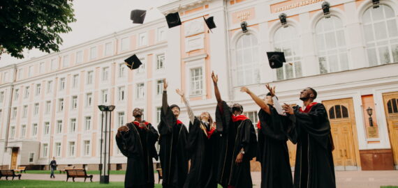 Bygg ditt uppkopplade campus med Salesforce för högre utbildning