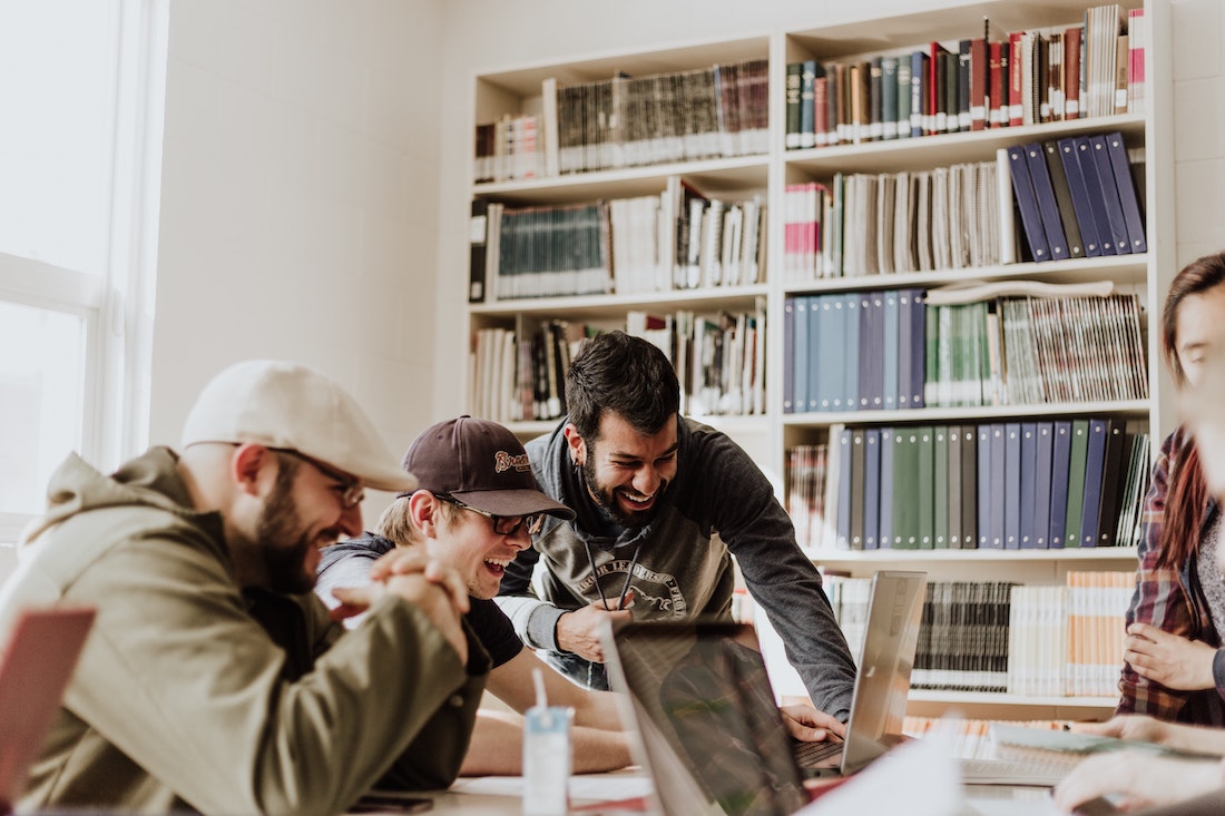 Una squadra si diverte a ridere durante una riunione - Automazione del flusso di lavoro Parte 2 - Blog